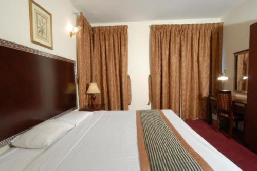 Deluxe 2-Bedroom Suite
